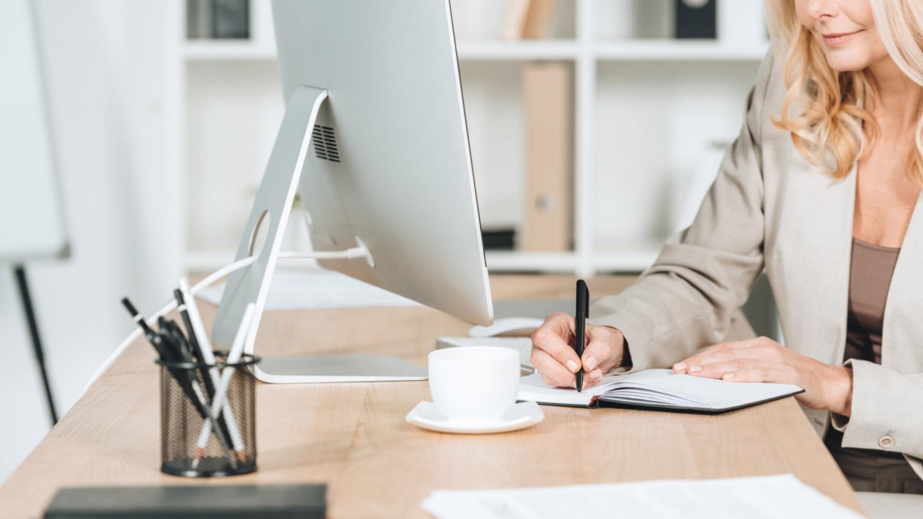 Студенти працюють над типографічними проєктами на комп'ютерах